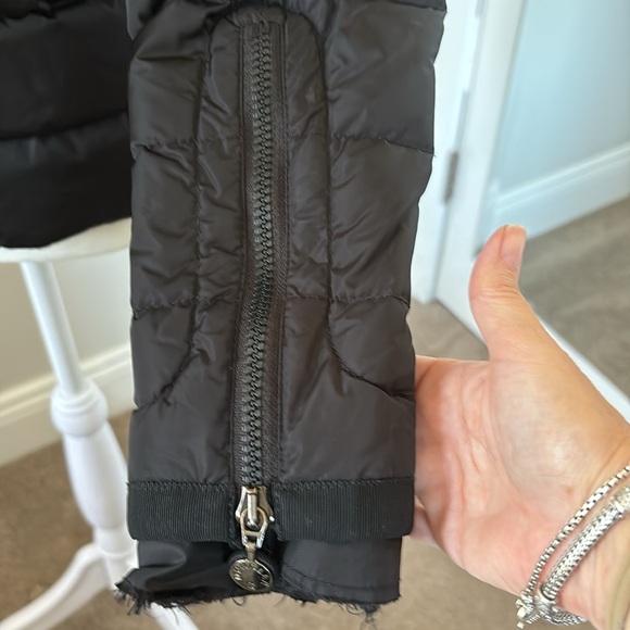 Moncler black short puffer with zip cuffs - Picture 16 of 16